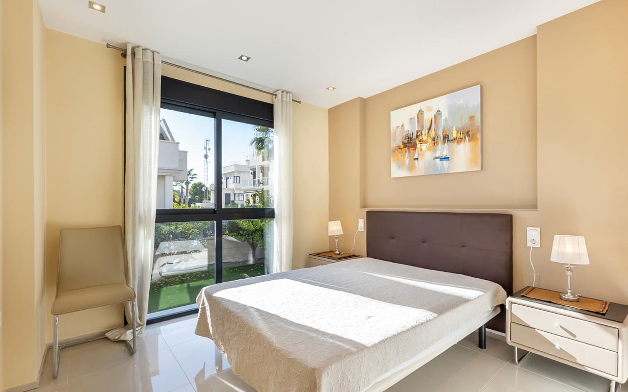 5 Zimmer Villa zu verkaufen in La Zenia mit Pool - 895.000 € (Ref: 10021482)