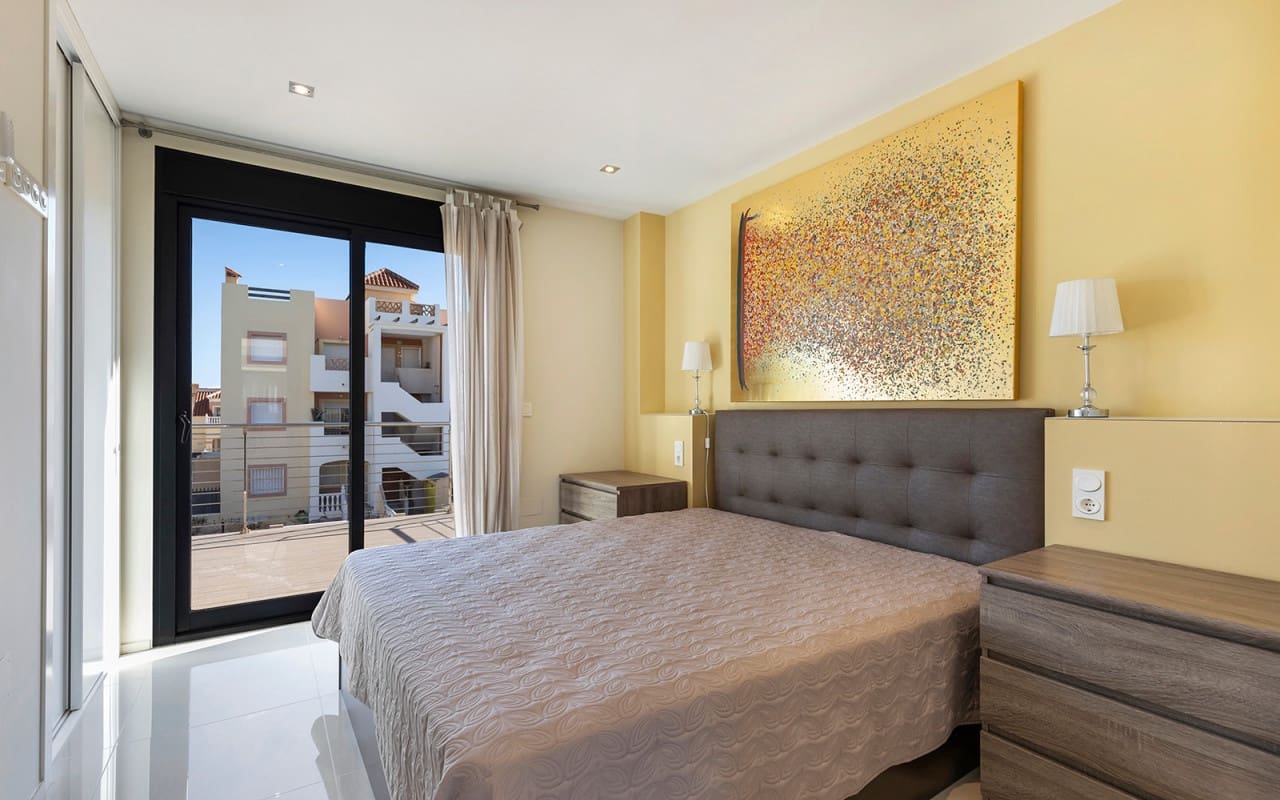5 Zimmer Villa zu verkaufen in La Zenia mit Pool - 895.000 € (Ref: 10021482)