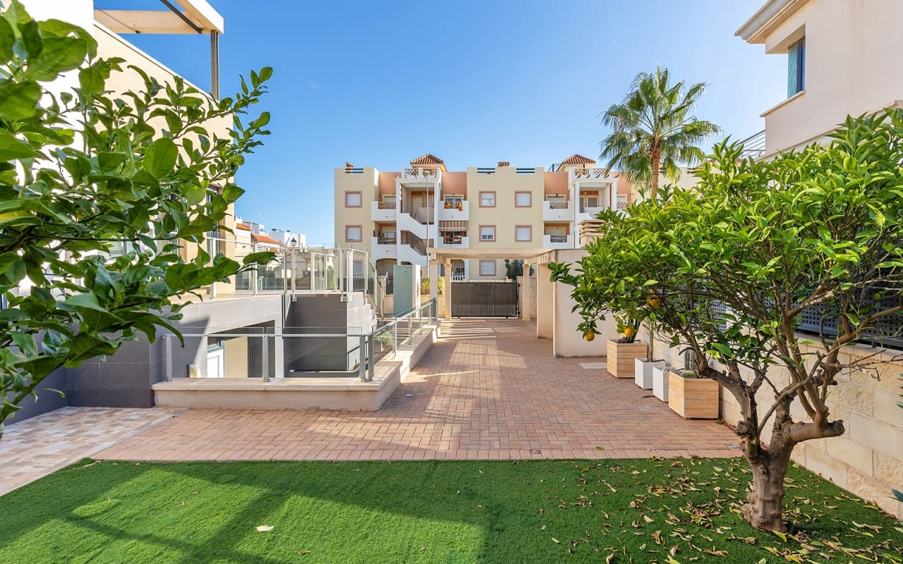 5 Zimmer Villa zu verkaufen in La Zenia mit Pool - 895.000 € (Ref: 10021482)