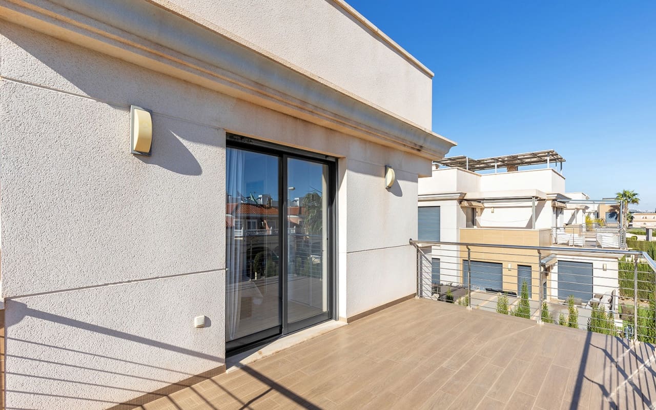 5 Zimmer Villa zu verkaufen in La Zenia mit Pool - 895.000 € (Ref: 10021482)