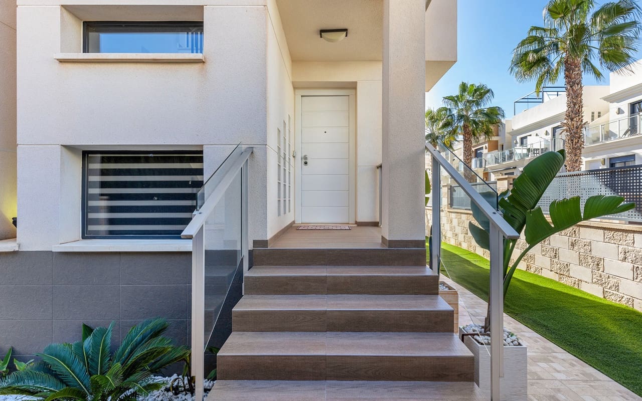 5 Zimmer Villa zu verkaufen in La Zenia mit Pool - 895.000 € (Ref: 10021482)