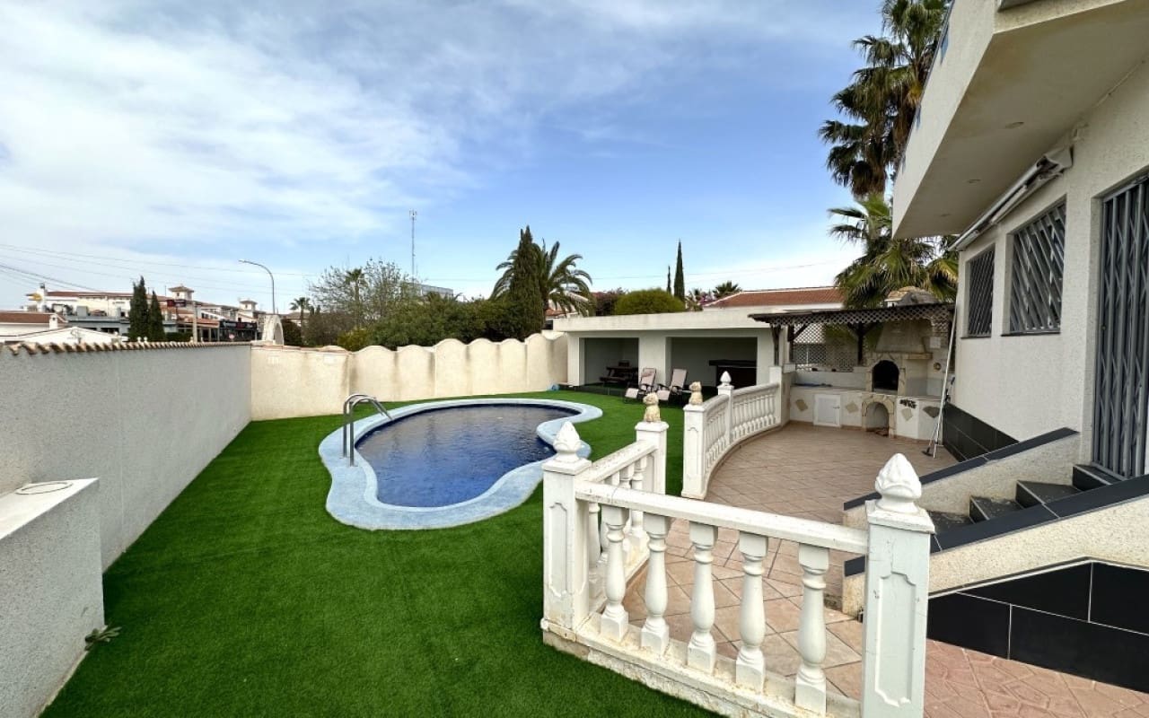 3 bedroom Villa for sale in Ciudad Quesada with pool - € 549,950 (Ref: 10021484)
