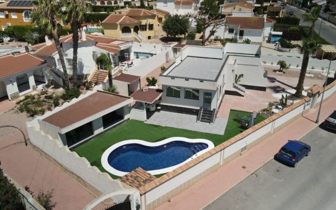 3 bedroom Villa for sale in Ciudad Quesada with pool - € 549,950 (Ref: 10021484)