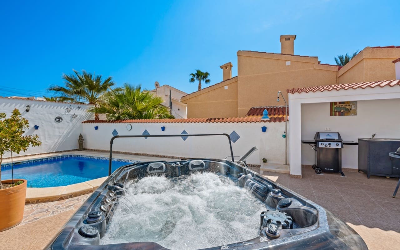 Chalet de 3 habitaciones en Ciudad Quesada en venta con piscina garaje - 495.000 € (Ref: 10021486)