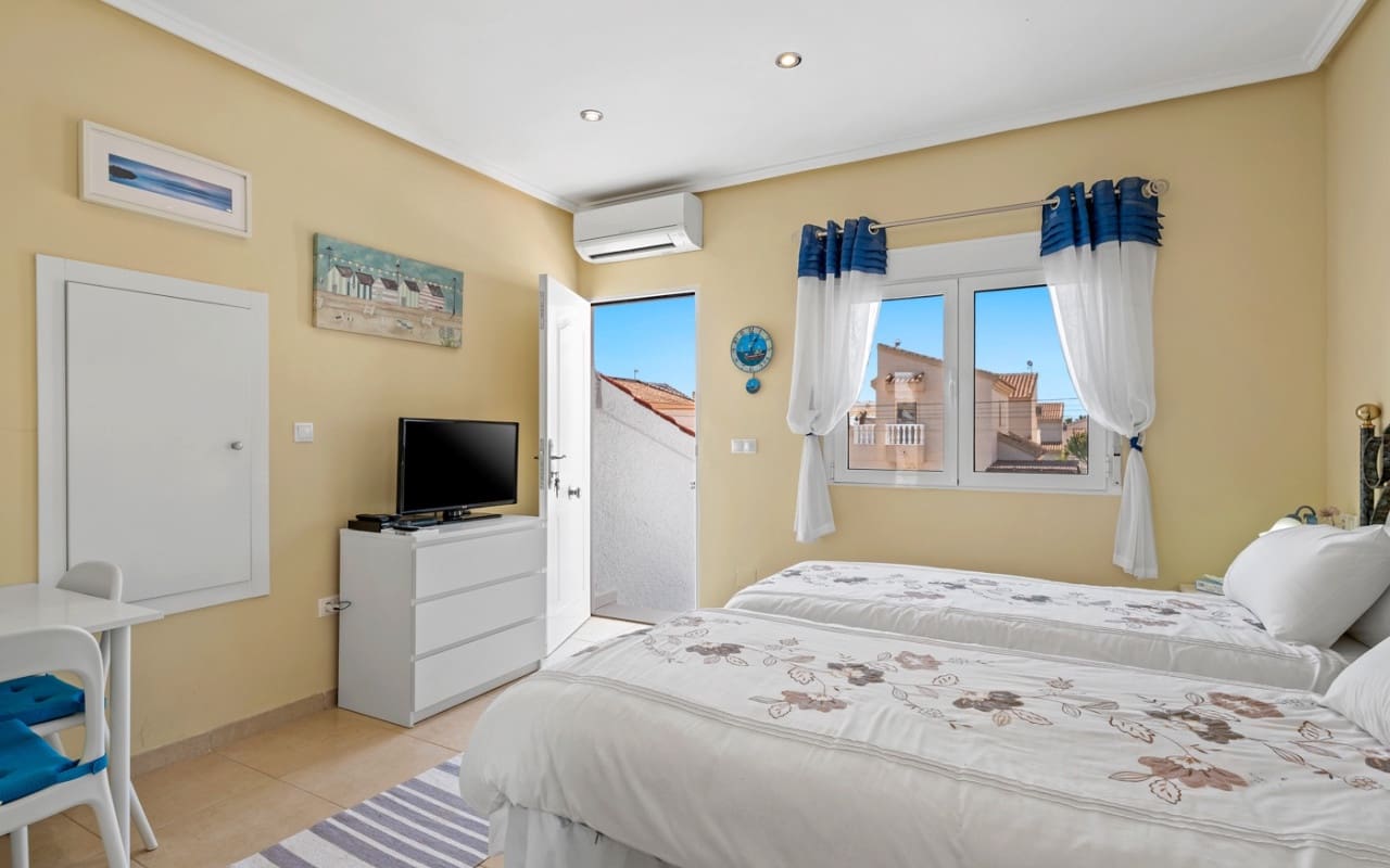 Chalet de 3 habitaciones en Ciudad Quesada en venta con piscina garaje - 495.000 € (Ref: 10021486)