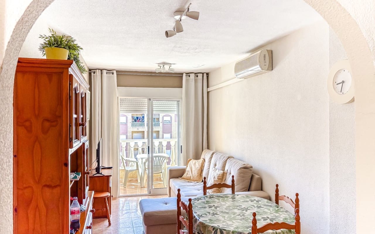 Apartamento de 2 habitaciones en Torrevieja en venta con piscina garaje - 139.500 € (Ref: 10055682)
