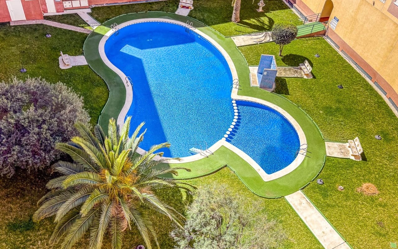 Apartamento de 2 habitaciones en Torrevieja en venta con piscina garaje - 139.500 € (Ref: 10055682)