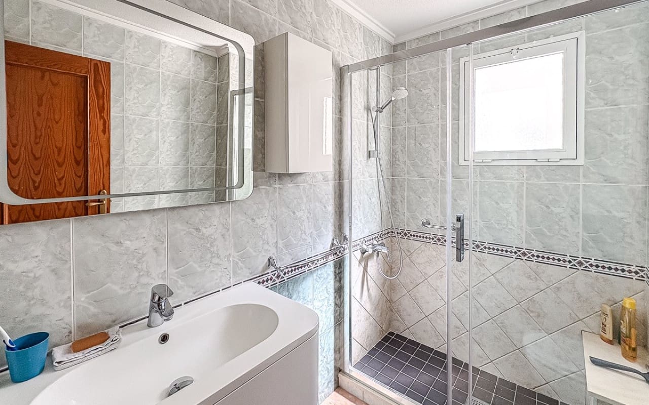 Apartamento de 2 habitaciones en Torrevieja en venta con piscina garaje - 139.500 € (Ref: 10055682)