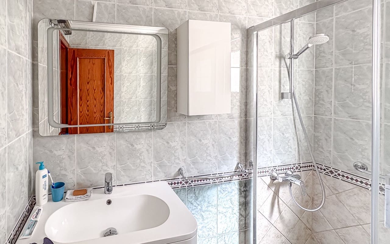 Apartamento de 2 habitaciones en Torrevieja en venta con piscina garaje - 139.500 € (Ref: 10055682)