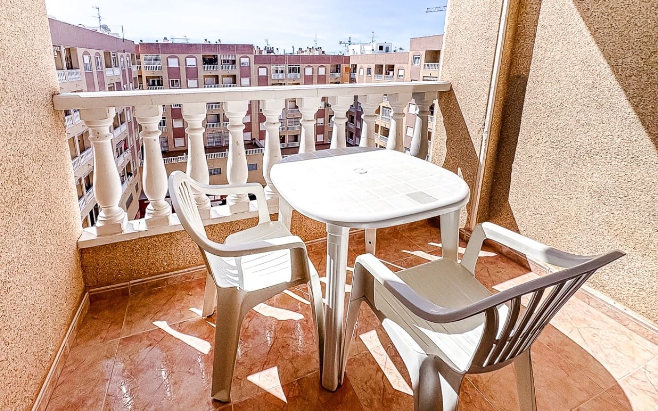 Apartamento de 2 habitaciones en Torrevieja en venta con piscina garaje - 139.500 € (Ref: 10055682)