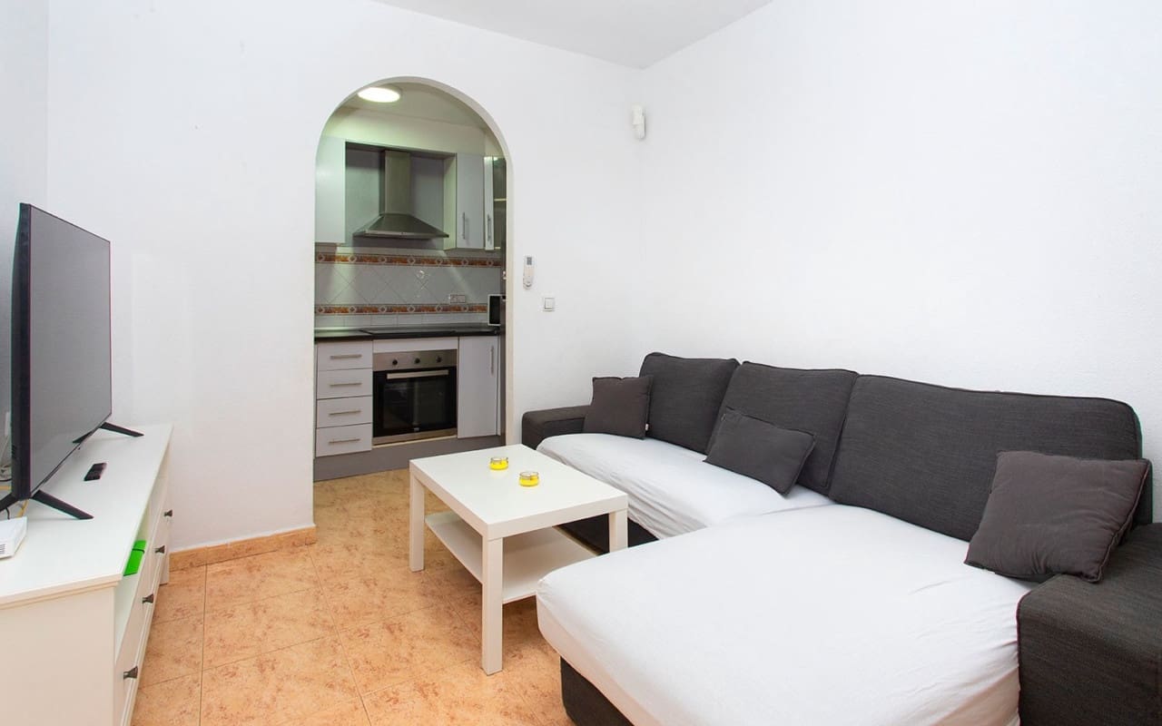 3 bedroom Beach Apartment for rent in Torrevieja with pool - € 800 (Ref: 8366267)