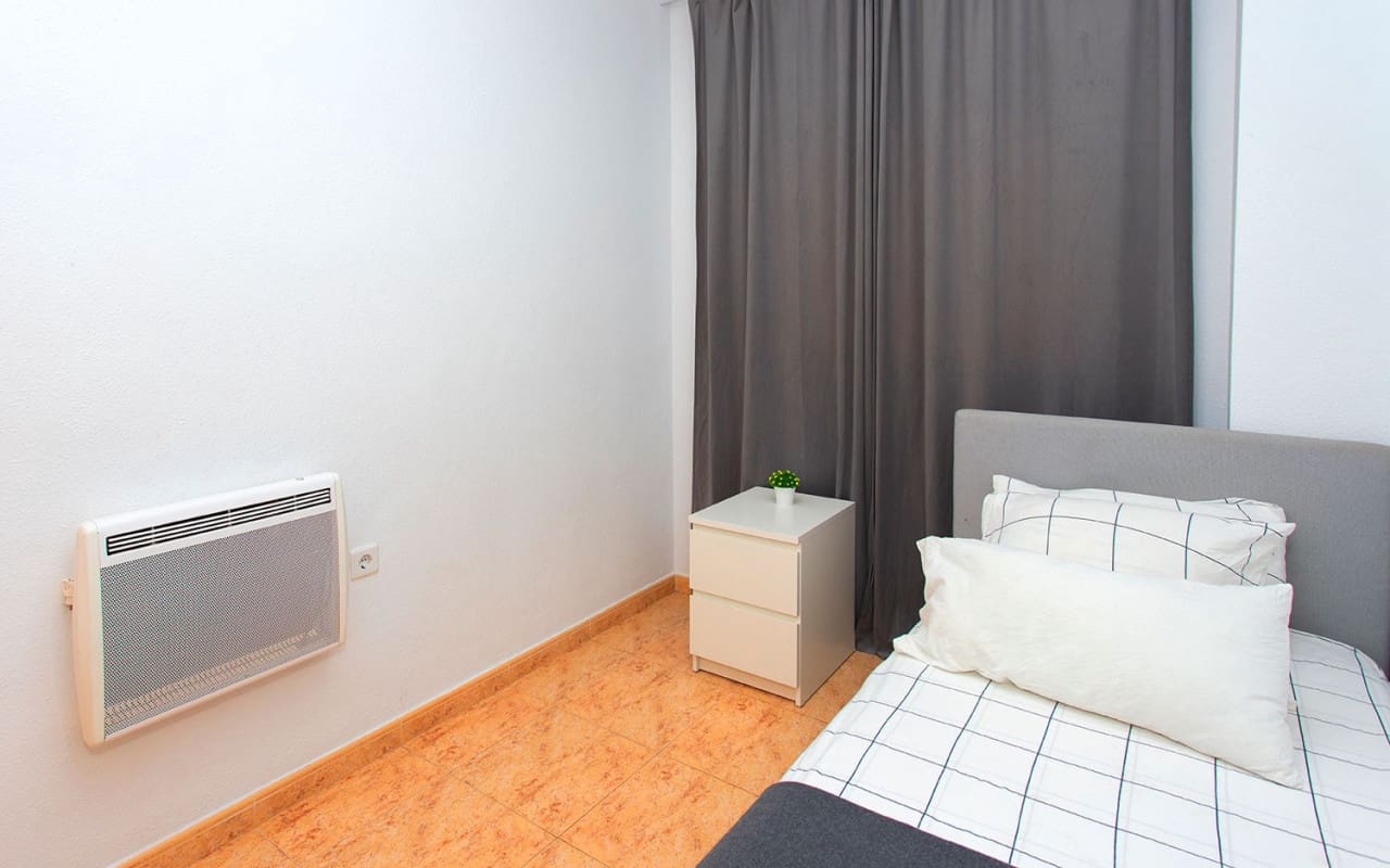 3 bedroom Beach Apartment for rent in Torrevieja with pool - € 800 (Ref: 8366267)