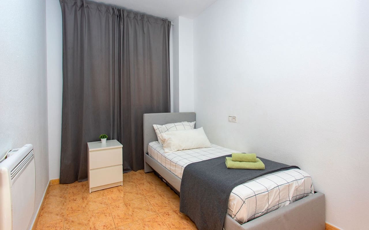 3 bedroom Beach Apartment for rent in Torrevieja with pool - € 800 (Ref: 8366267)