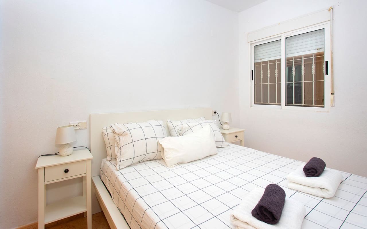 3 bedroom Beach Apartment for rent in Torrevieja with pool - € 800 (Ref: 8366267)