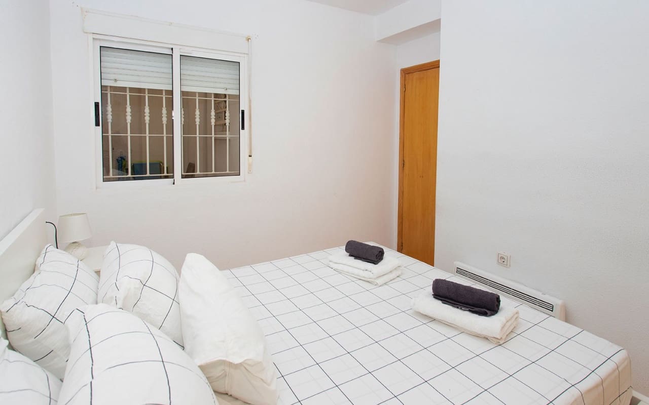 3 bedroom Beach Apartment for rent in Torrevieja with pool - € 800 (Ref: 8366267)