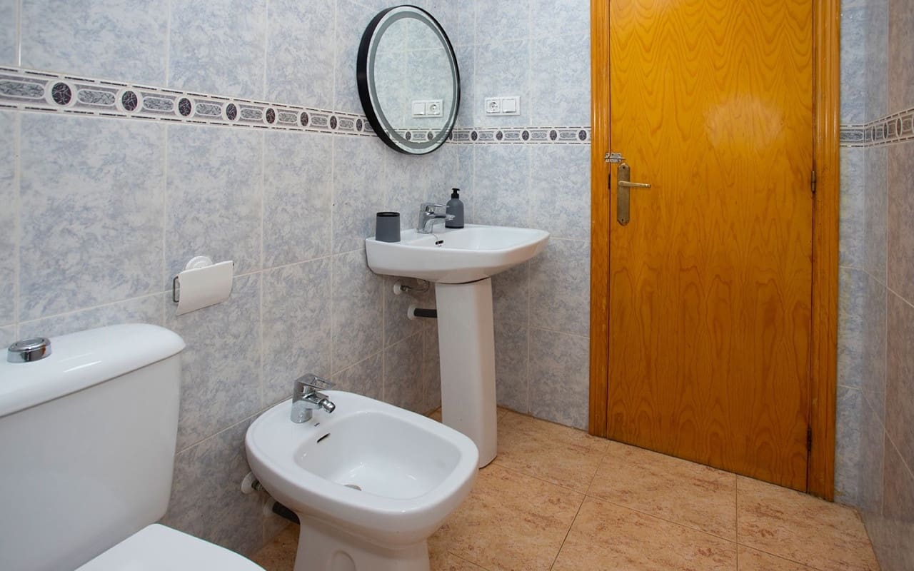 3 bedroom Beach Apartment for rent in Torrevieja with pool - € 800 (Ref: 8366267)