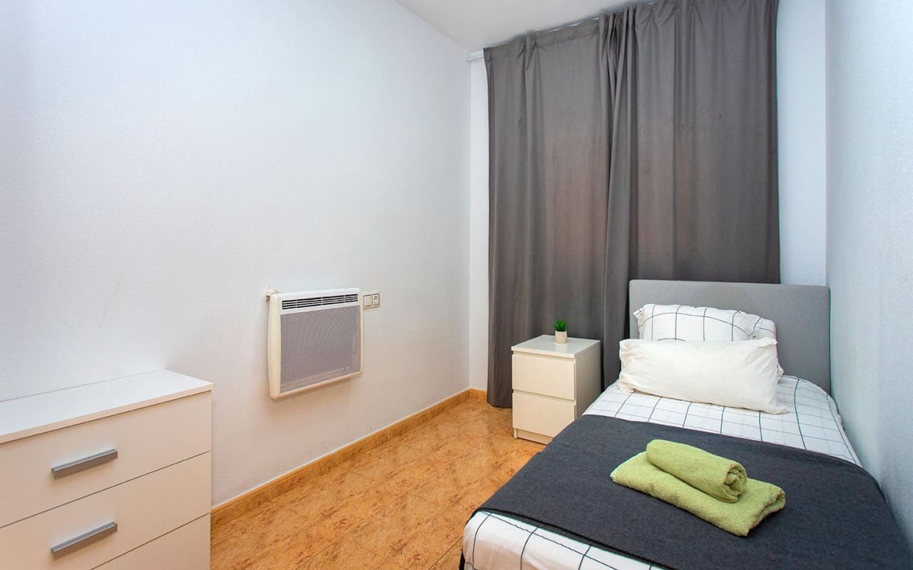 3 bedroom Beach Apartment for rent in Torrevieja with pool - € 800 (Ref: 8366267)