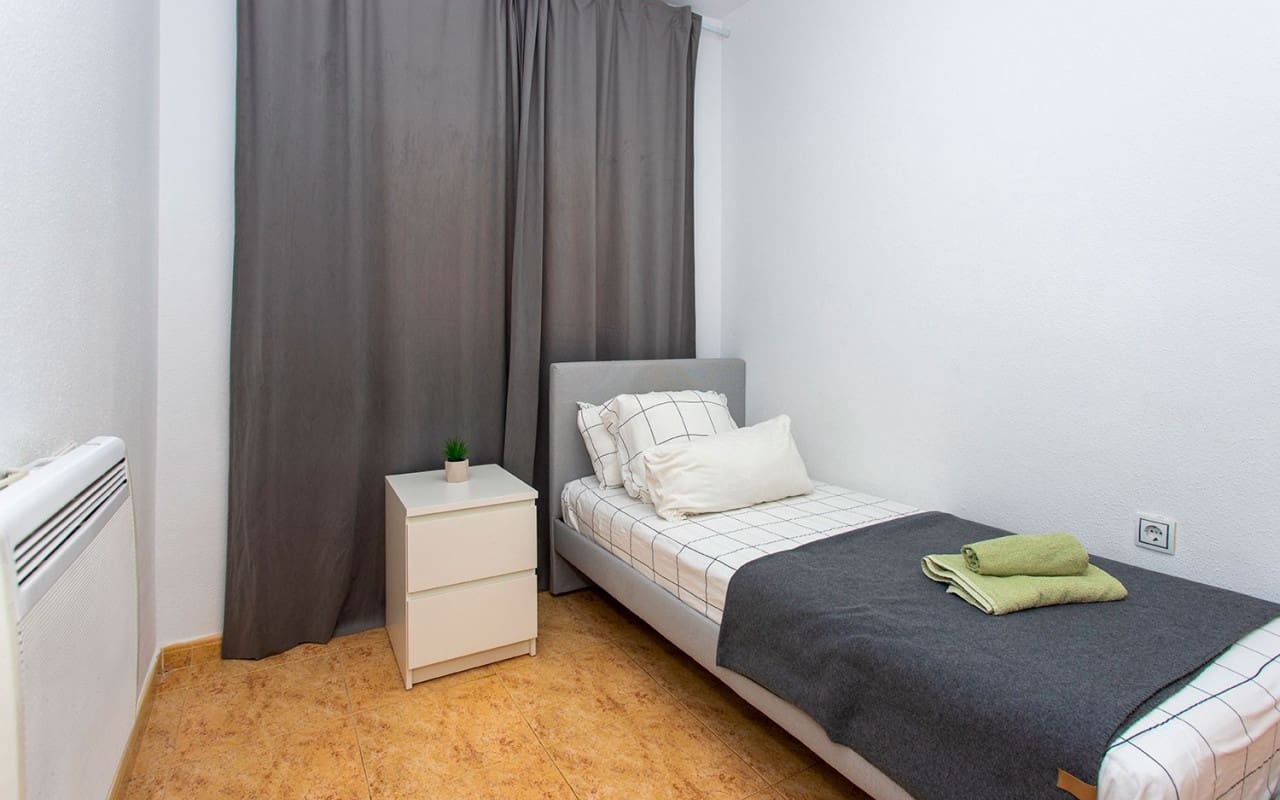 3 bedroom Beach Apartment for rent in Torrevieja with pool - € 800 (Ref: 8366267)