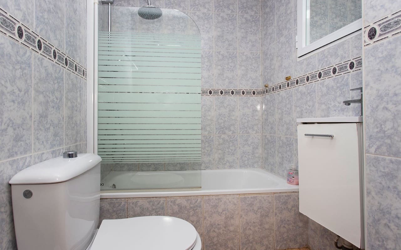 3 bedroom Beach Apartment for rent in Torrevieja with pool - € 800 (Ref: 8366267)