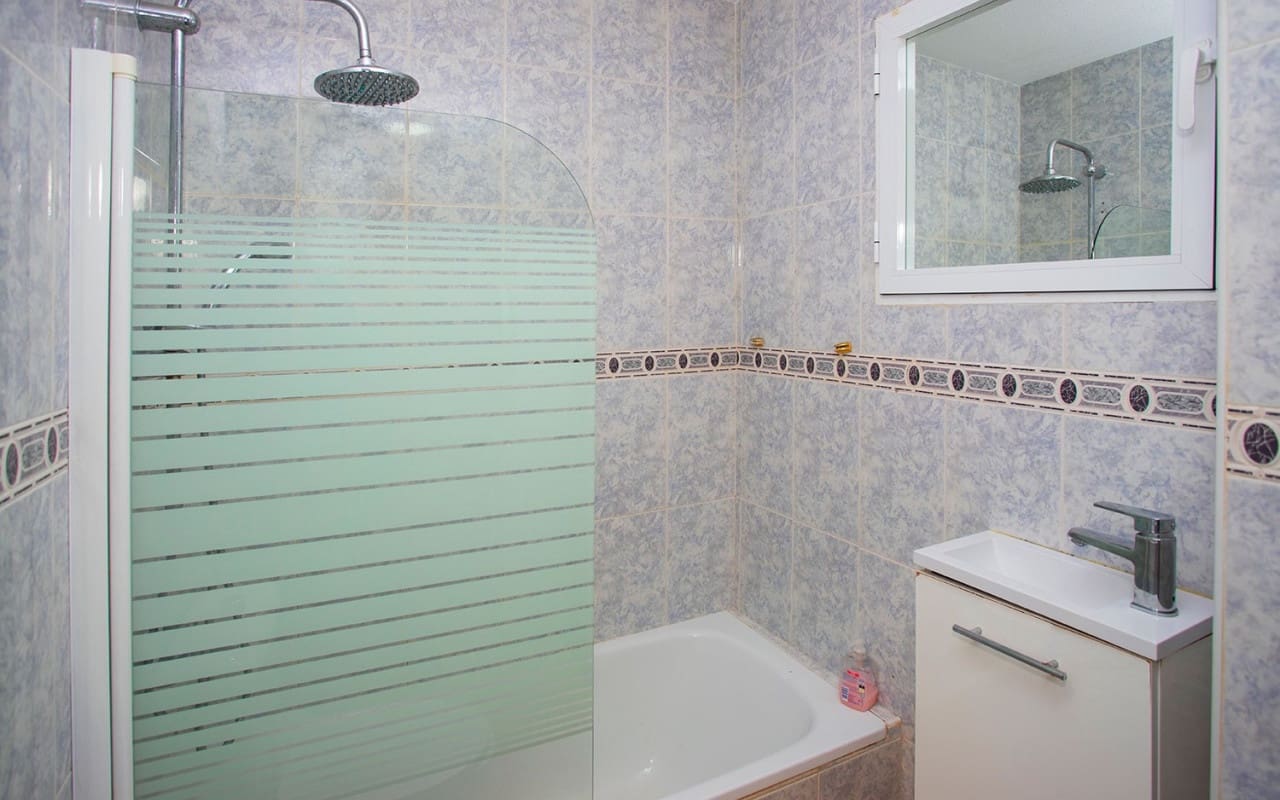 3 bedroom Beach Apartment for rent in Torrevieja with pool - € 800 (Ref: 8366267)