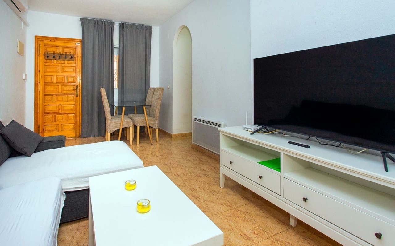 3 bedroom Beach Apartment for rent in Torrevieja with pool - € 800 (Ref: 8366267)