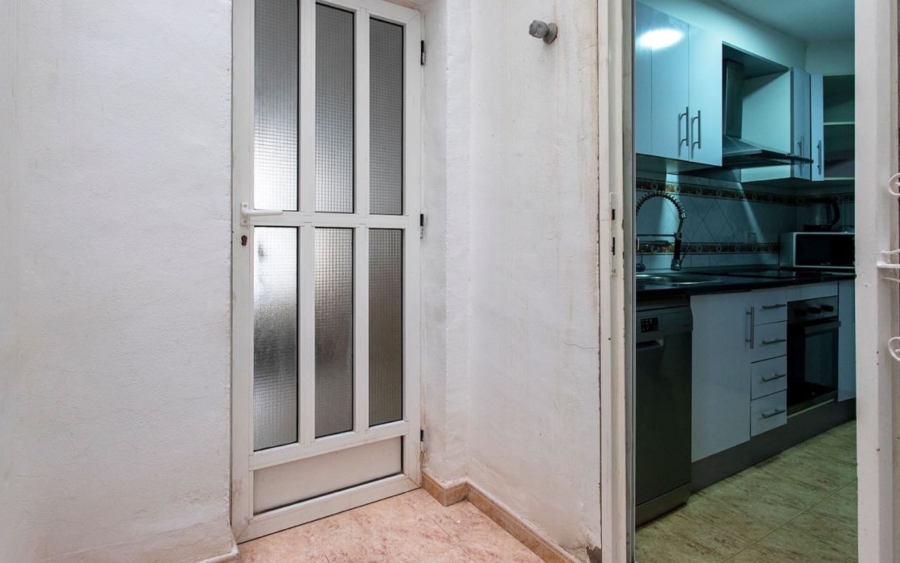 3 bedroom Beach Apartment for rent in Torrevieja with pool - € 800 (Ref: 8366267)