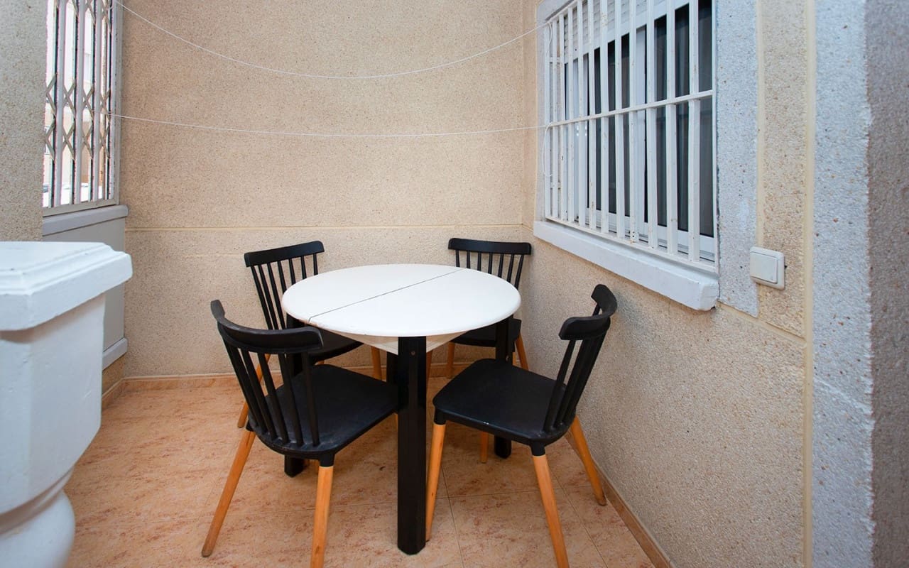 3 bedroom Beach Apartment for rent in Torrevieja with pool - € 800 (Ref: 8366267)