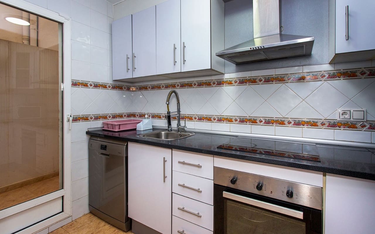 3 bedroom Beach Apartment for rent in Torrevieja with pool - € 800 (Ref: 8366267)