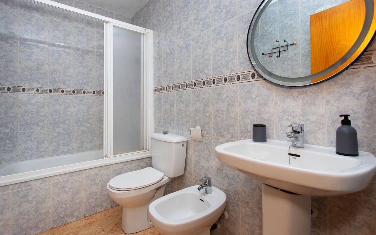 3 bedroom Beach Apartment for rent in Torrevieja with pool - € 800 (Ref: 8366267)