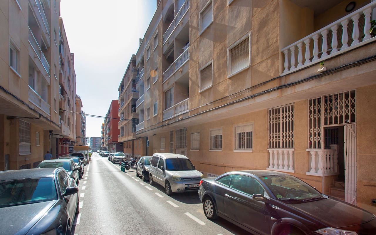 3 bedroom Beach Apartment for rent in Torrevieja with pool - € 800 (Ref: 8366267)