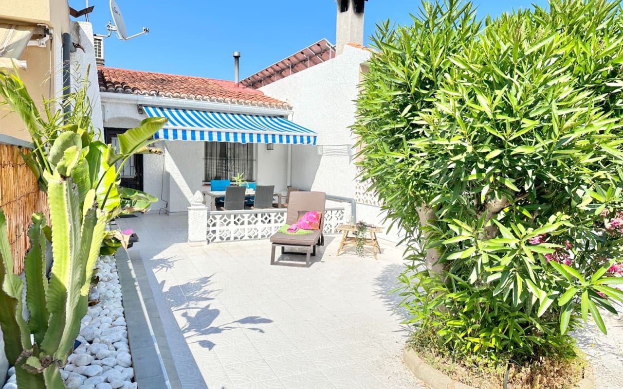 2 soverom Hus til leie i Torrevieja med svømmebasseng - € 850 (Ref: 8425256)