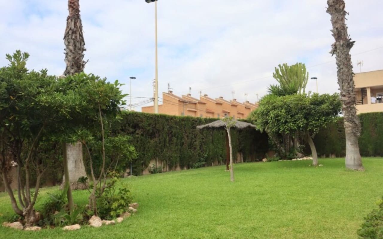 2 soveværelse Byhus til leje i Torrevieja med swimmingpool - € 875 (Ref: 8425257)