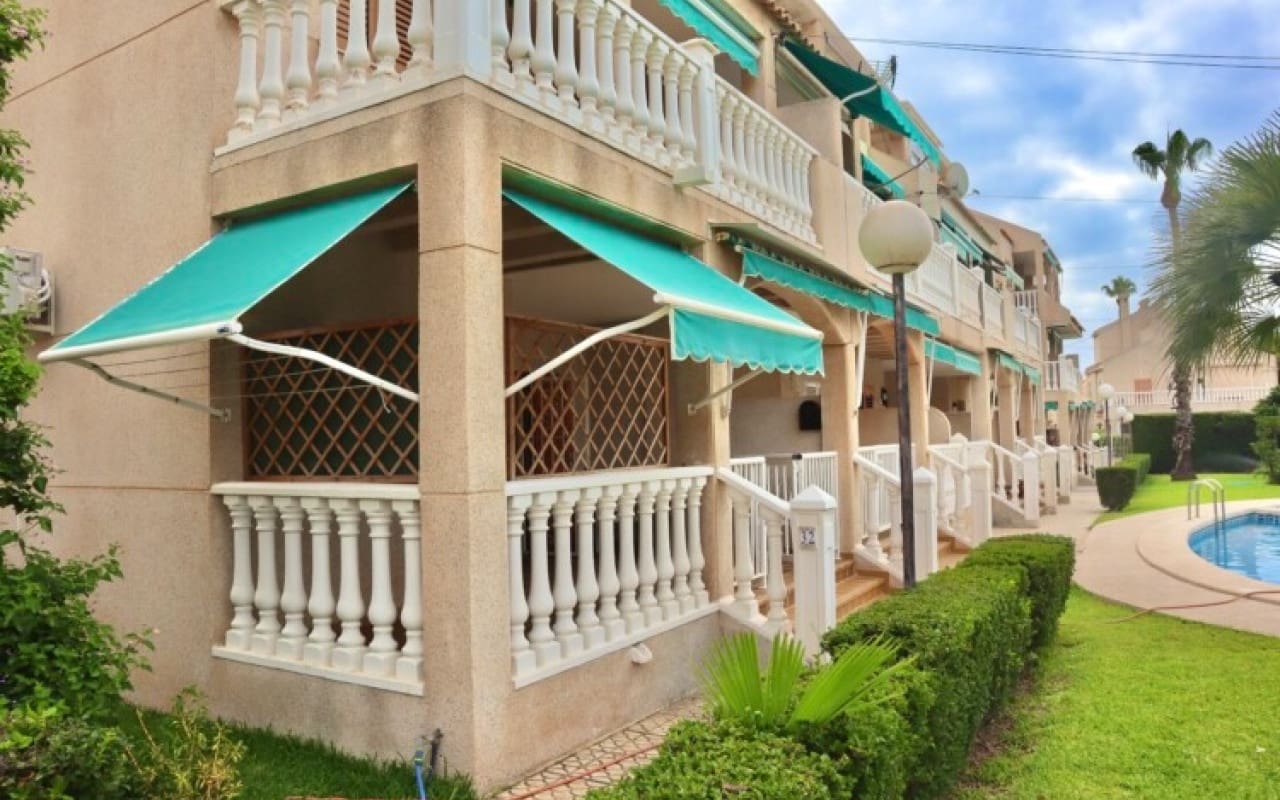 2 soveværelse Byhus til leje i Torrevieja med swimmingpool - € 875 (Ref: 8425257)