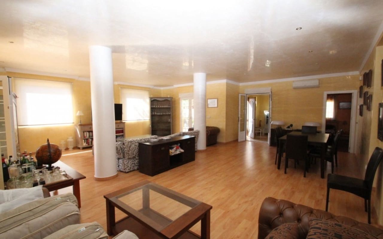 5 bedroom Villa for sale in Cabo Roig - € 1,250,000 (Ref: 8580355)