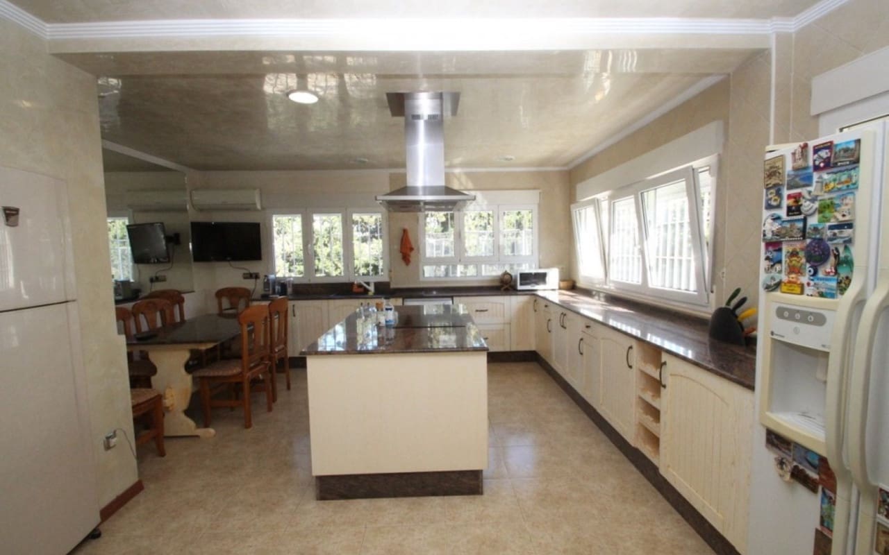 5 bedroom Villa for sale in Cabo Roig - € 1,250,000 (Ref: 8580355)