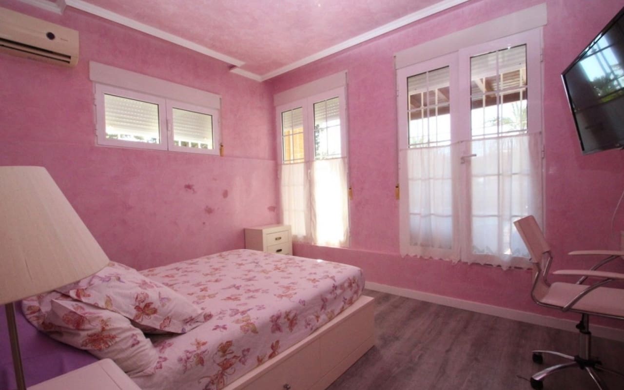 5 bedroom Villa for sale in Cabo Roig - € 1,250,000 (Ref: 8580355)