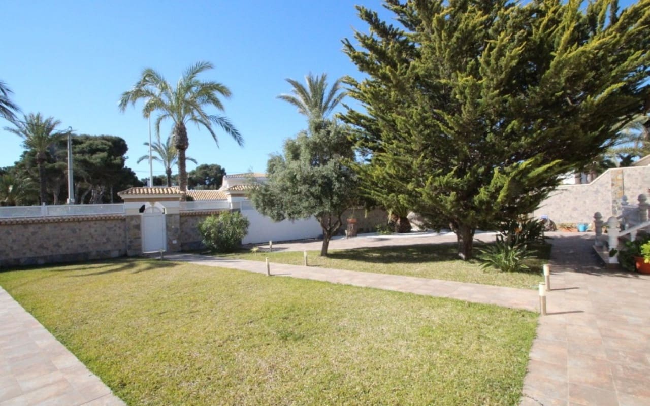 5 bedroom Villa for sale in Cabo Roig - € 1,250,000 (Ref: 8580355)