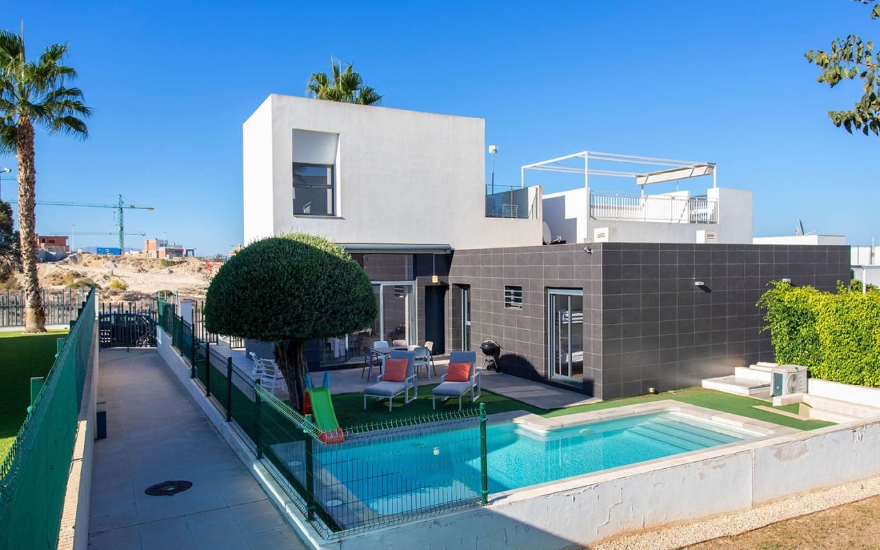 3 soveværelse Villa til leje i Algorfa med swimmingpool - € 1.750 (Ref: 8633796)