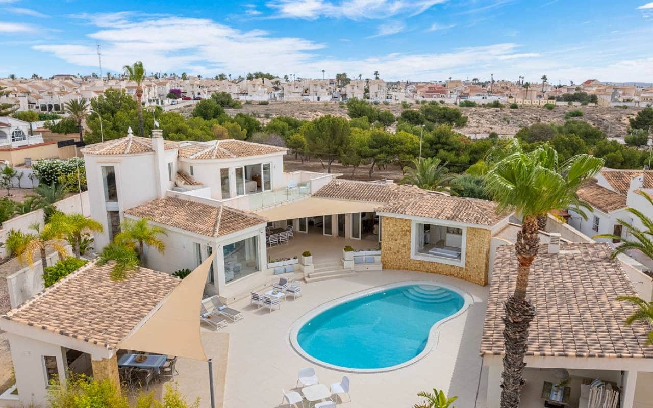 4 makuuhuone Huvila myytävänä paikassa Ciudad Quesada mukana uima-altaan - 1 499 999 € (Ref: 8666720)