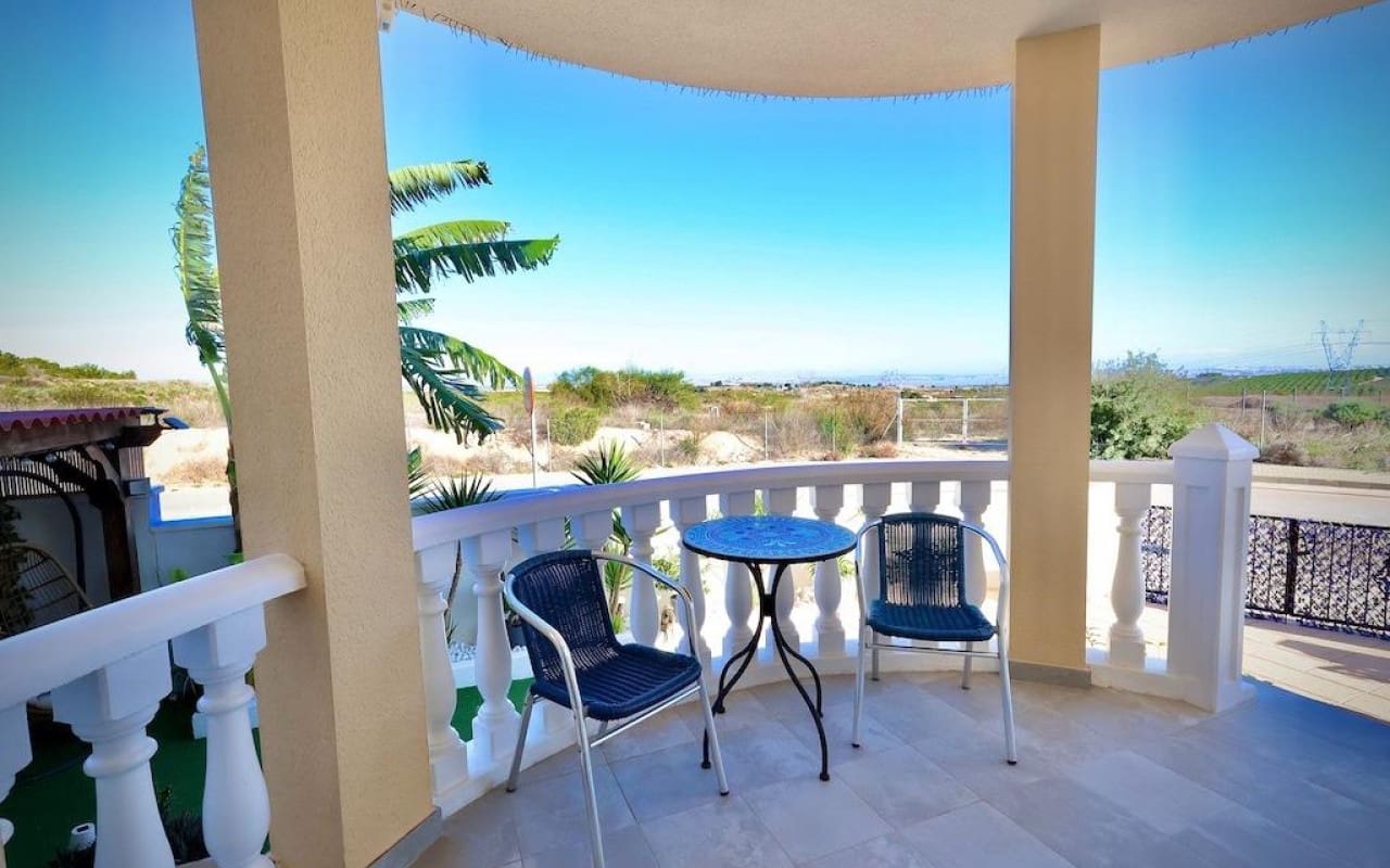 Chalet de 4 habitaciones en San Miguel de Salinas en venta con piscina - 320.000 € (Ref: 8783103)