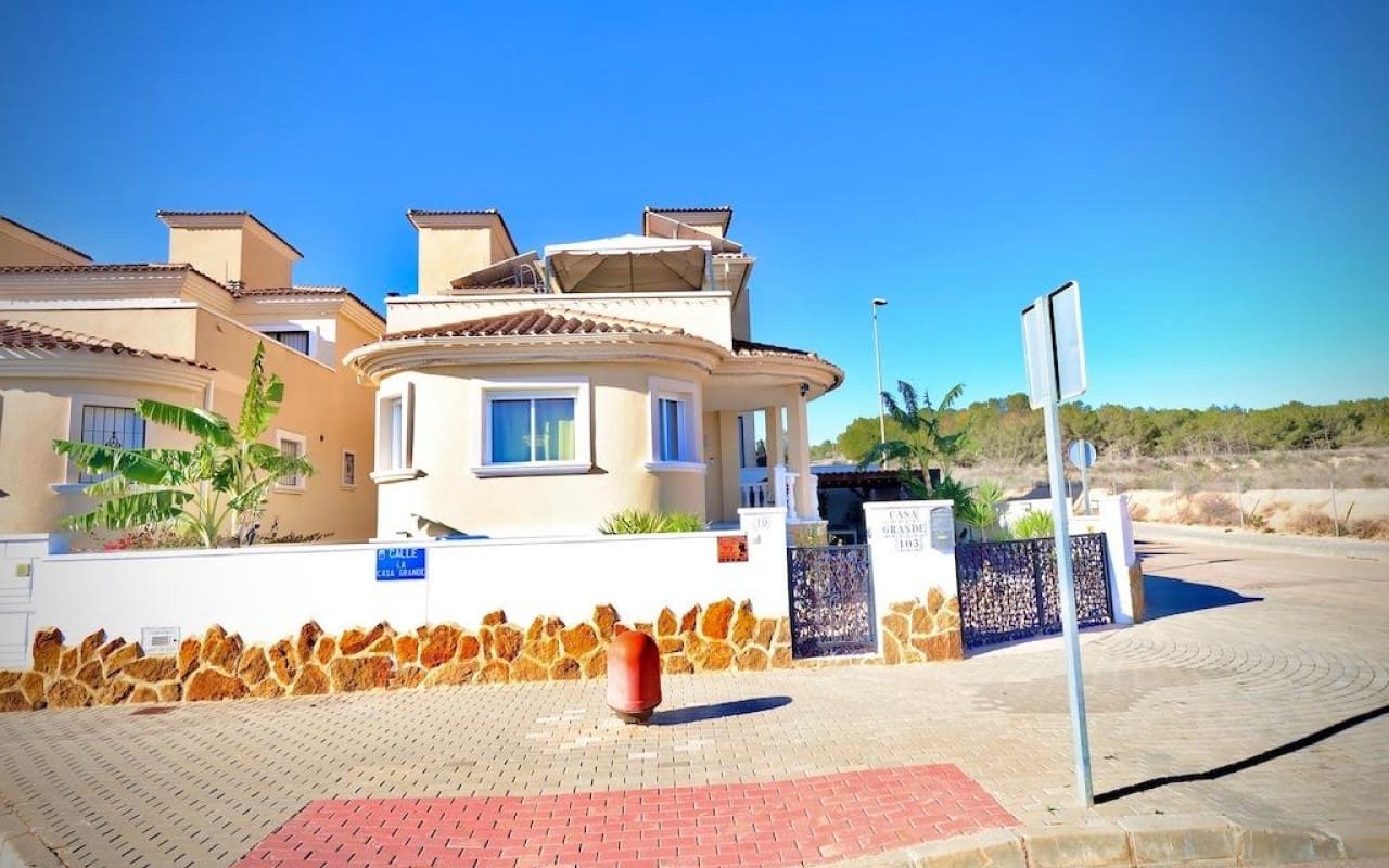 Chalet de 4 habitaciones en San Miguel de Salinas en venta con piscina - 320.000 € (Ref: 8783103)