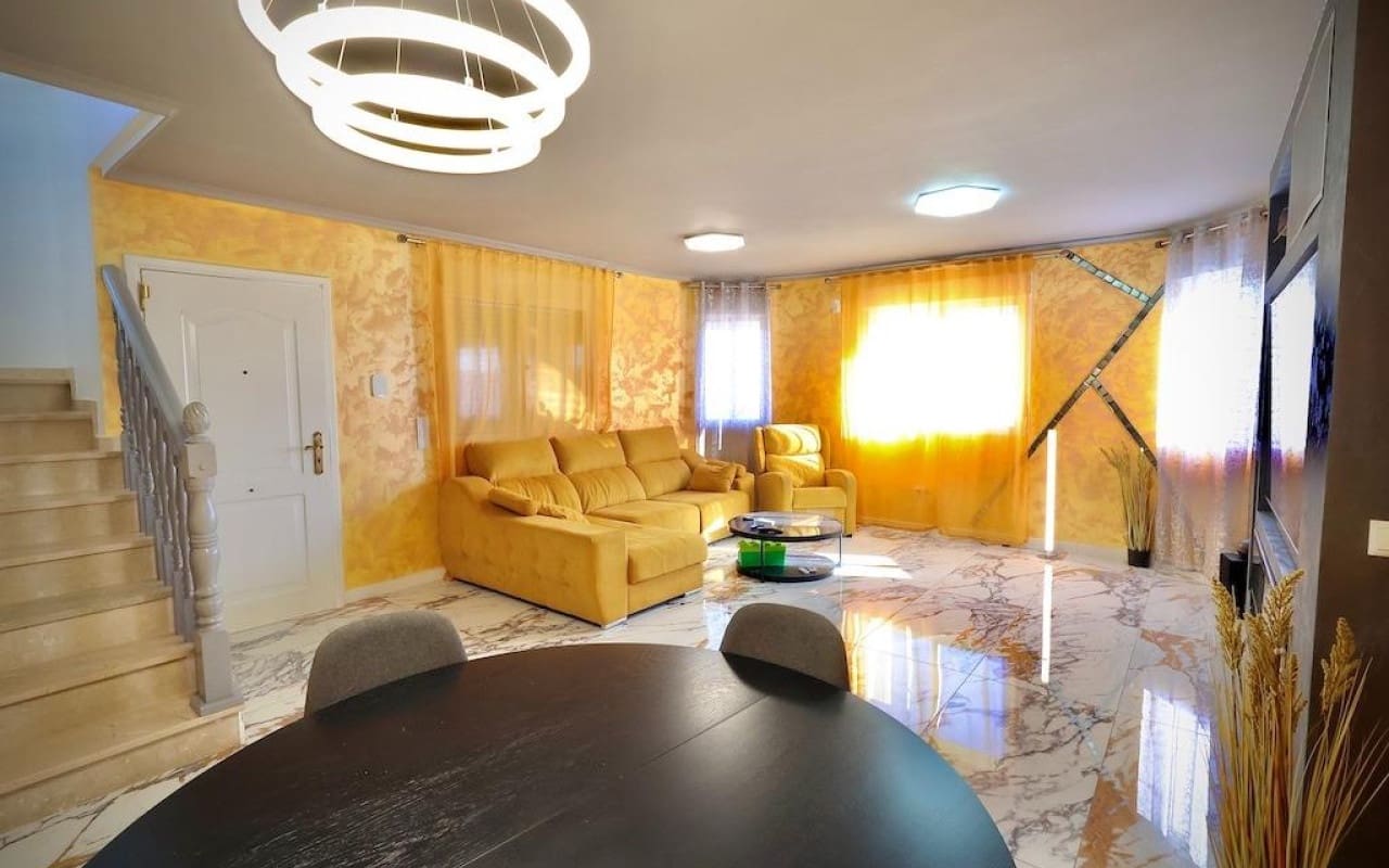 Chalet de 4 habitaciones en San Miguel de Salinas en venta con piscina - 320.000 € (Ref: 8783103)