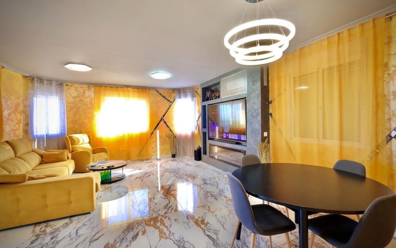 Chalet de 4 habitaciones en San Miguel de Salinas en venta con piscina - 320.000 € (Ref: 8783103)