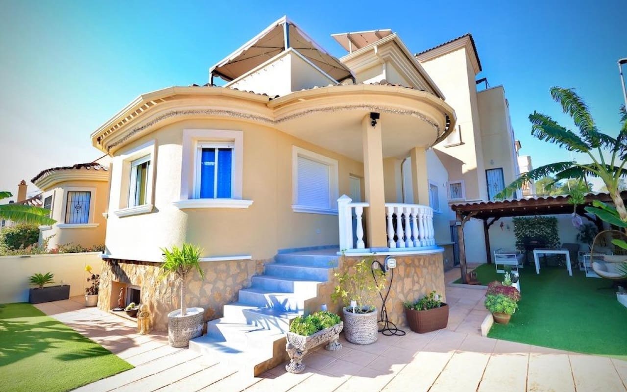 Chalet de 4 habitaciones en San Miguel de Salinas en venta con piscina - 320.000 € (Ref: 8783103)