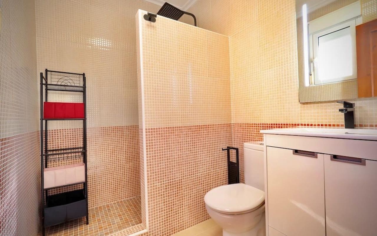 Chalet de 4 habitaciones en San Miguel de Salinas en venta con piscina - 320.000 € (Ref: 8783103)