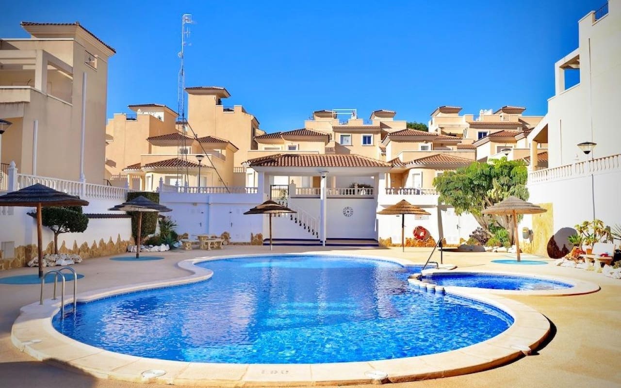 Chalet de 4 habitaciones en San Miguel de Salinas en venta con piscina - 320.000 € (Ref: 8783103)