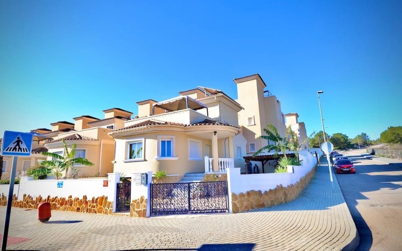 Chalet de 4 habitaciones en San Miguel de Salinas en venta con piscina - 320.000 € (Ref: 8783103)