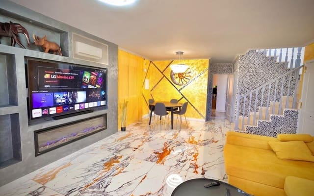 Chalet de 4 habitaciones en San Miguel de Salinas en venta con piscina - 320.000 € (Ref: 8783103)