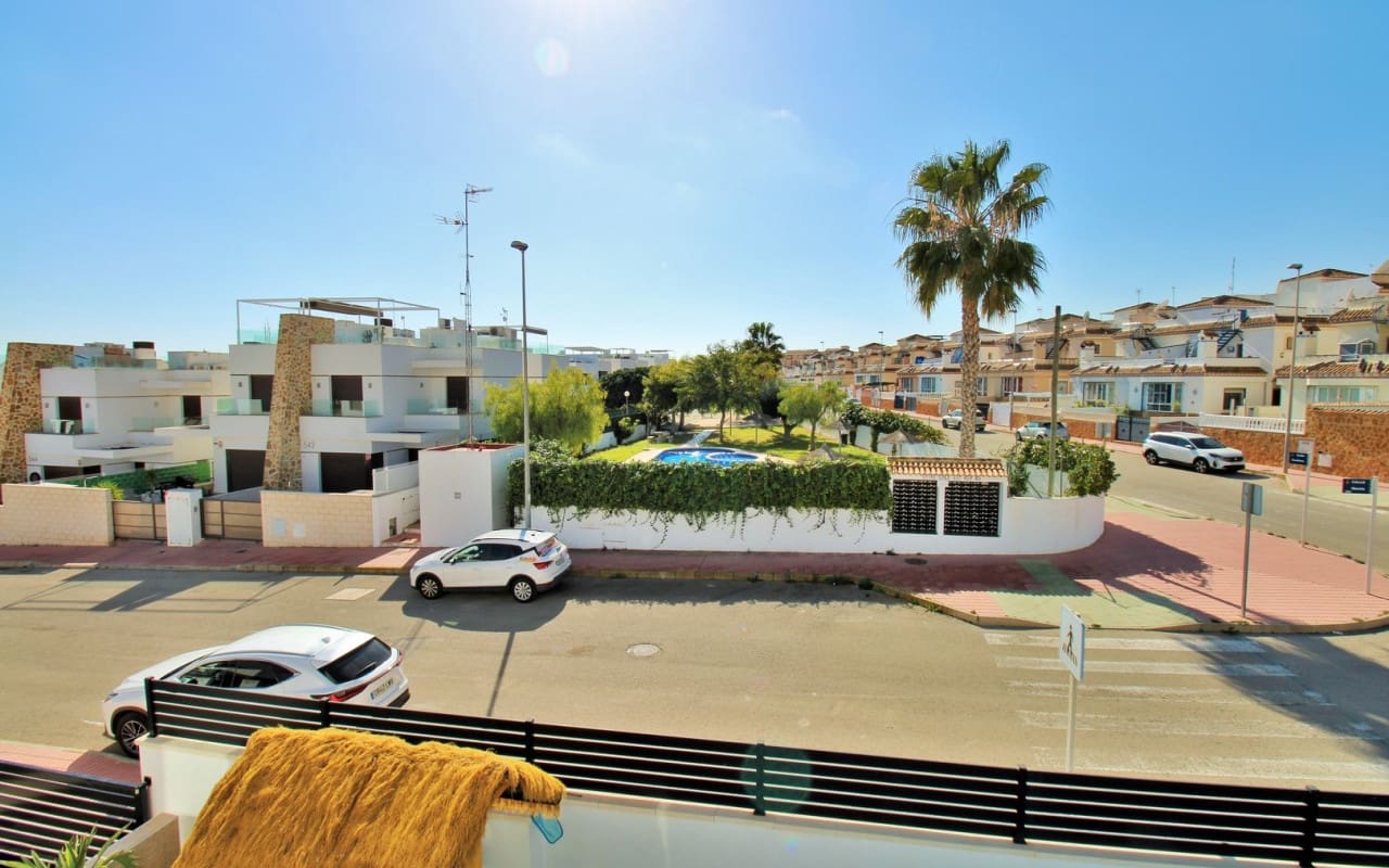 3 quarto Moradia para venda em Villamartin com piscina - 405 000 € (Ref: 8875452)