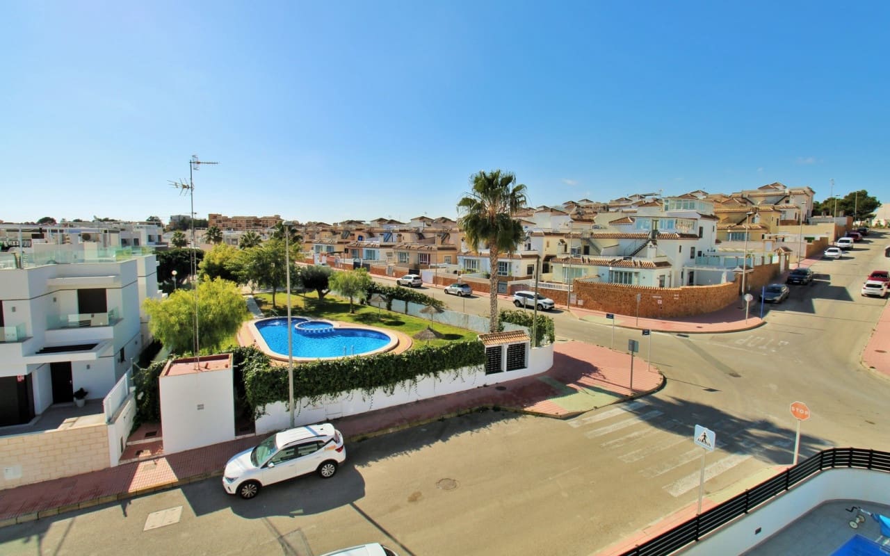 3 quarto Moradia para venda em Villamartin com piscina - 405 000 € (Ref: 8875452)